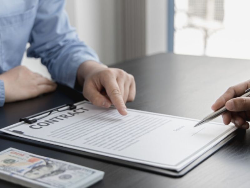 Đọc kĩ hợp đồng cho thuê xe trước khi ký kết (ảnh: sưu tầm)