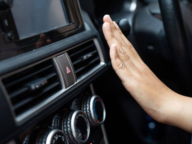 Kiểm tra hệ thống điều hòa trước khi thuê xe (ảnh: sưu tầm)