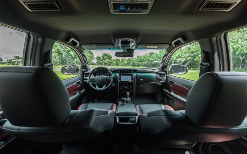 Thuê xe Toyota Fortuner nội thất hiện đại, tiện nghi cho công tác và du lịch (Ảnh: Sưu tầm)