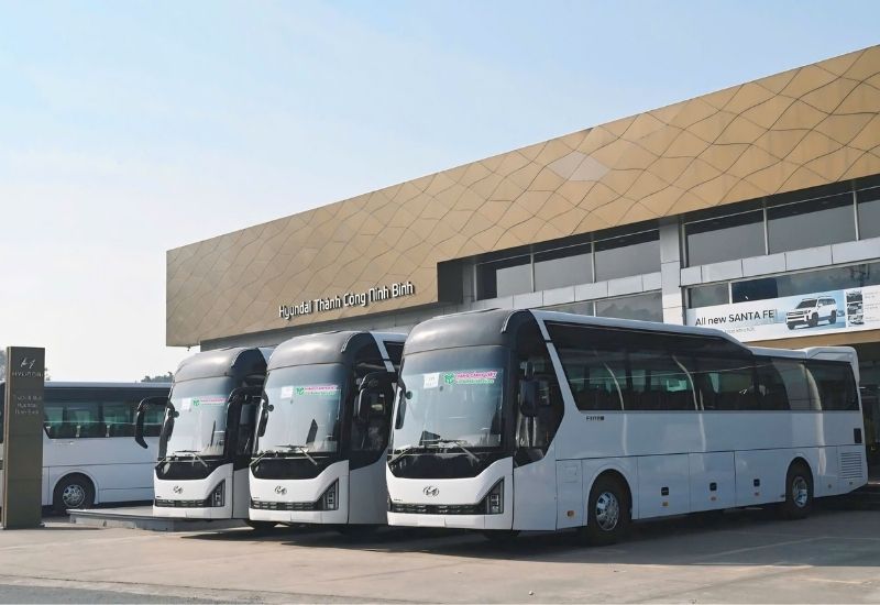 Thuê xe đưa rước nhân viên - giải pháp tăng sự gắn bó lâu dài (Ảnh: Thắng Cảnh Việt)