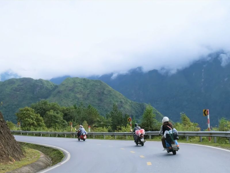Cả nhóm khám phá khung cảnh Tây Bắc xinh đẹp bằng xe máy (ảnh: sưu tầm)