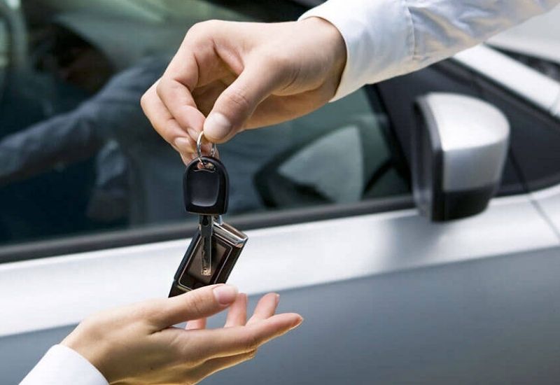 Kiểm tra giấy tờ trước khi sử dụng dịch vụ thuê xe 4 chỗ (Ảnh: Sưu tầm)