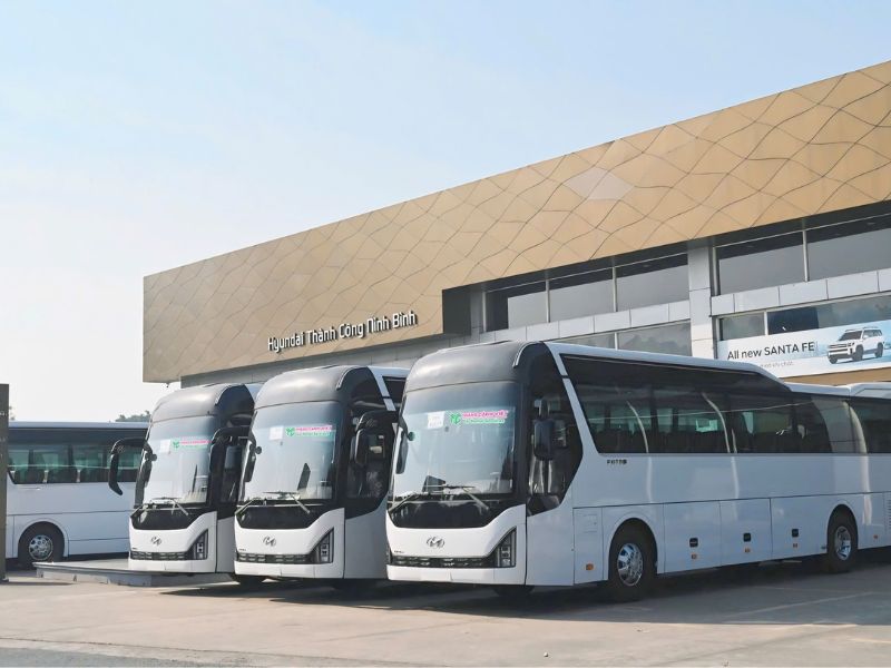 Xe 45 chỗ đưa đón nhân viên (ảnh: Thắng Cảnh Việt)