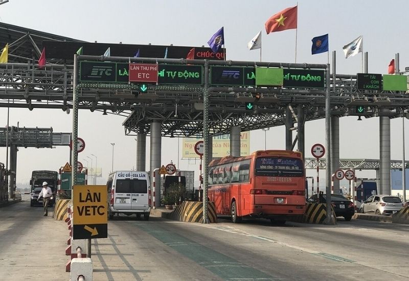 Phí cầu đường được áp dụng khi phương tiện lưu thông qua các tuyến đường có trạm thu phí 
