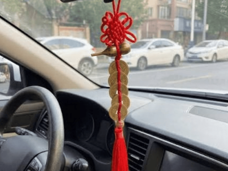 Đồng tiền phong thủy treo xe ô tô, mang ý nghĩa thu hút tài lộc và may mắn