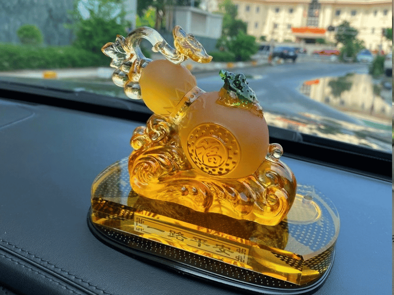 Hồ lô phong thủy treo trên ô tô, mang ý nghĩa bình an, sức khỏe và sự bảo hộ