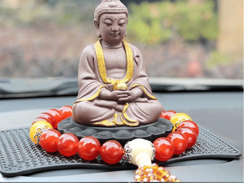 Tượng Phật phong thủy đặt trên xe, mang ý nghĩa bình an, thanh tịnh