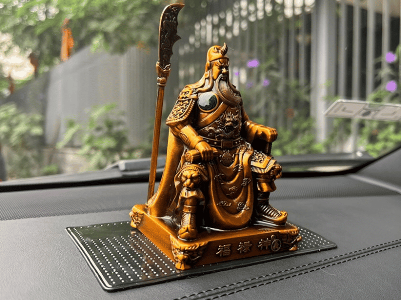 Tượng Quan Công phong thủy trên ô tô, mang ý nghĩa chính trực, bản lĩnh và bảo hộ