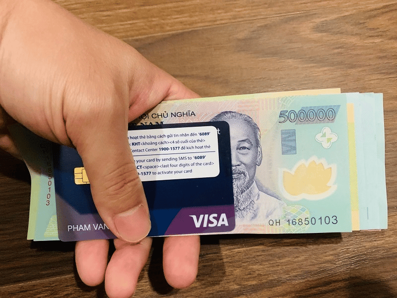 Chuẩn bị tiền mặt và thẻ thanh toán cho các khoản chi tiêu trong chuyến đi