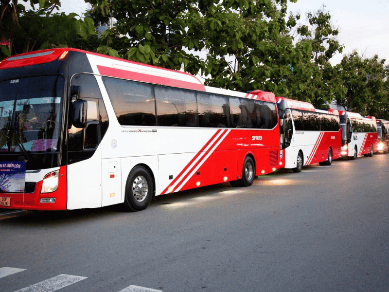 Đoàn xe có tài xế phục vụ các chuyến về quê, thăm người thân và du lịch dịp Tết