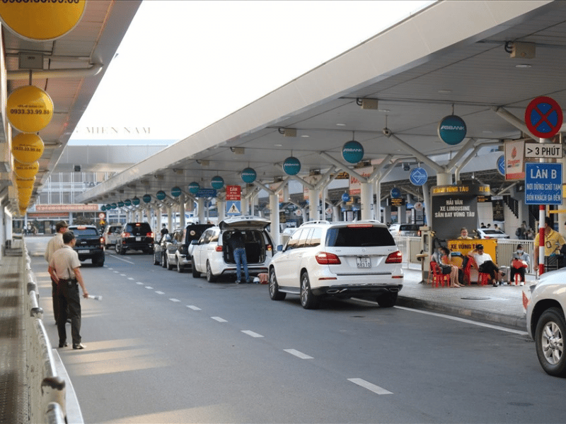 Làn đón khách và khu vực dừng xe trước sảnh sân bay Tân Sơn Nhất