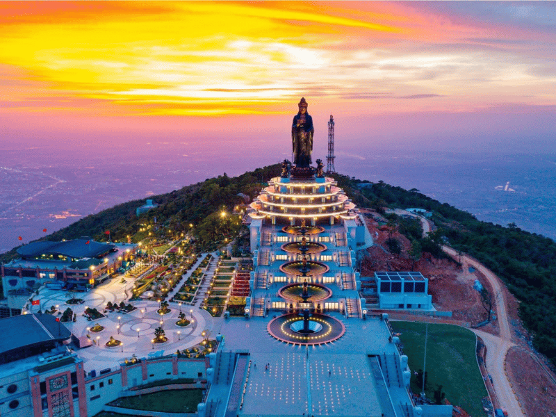 Núi Bà Đen, điểm đến nổi bật với cảnh quan núi non và quần thể công trình tâm linh tại Tây Ninh