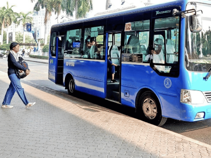 Xe buýt phục vụ nhu cầu di chuyển của hành khách từ sân bay đến các điểm đến 