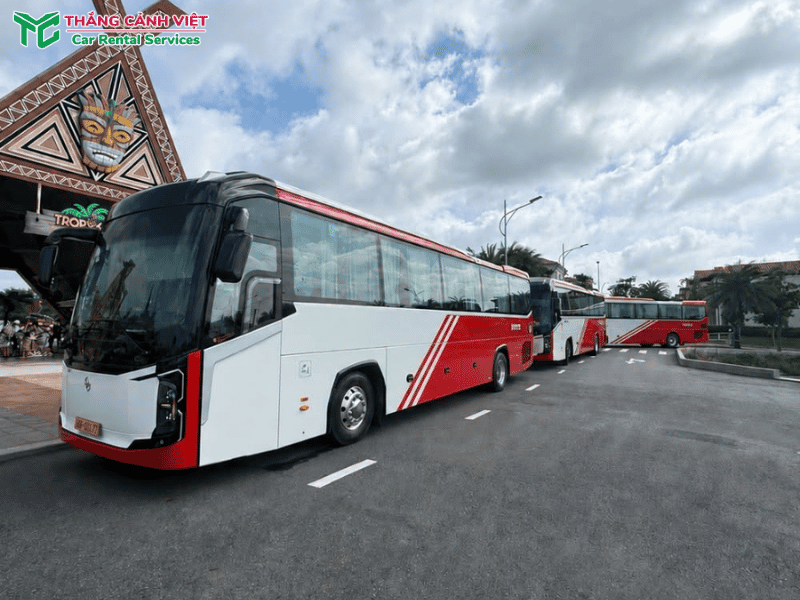 Xe du lịch Thắng Cảnh Việt đưa khách đến khu nghỉ dưỡng tại Hồ Tràm